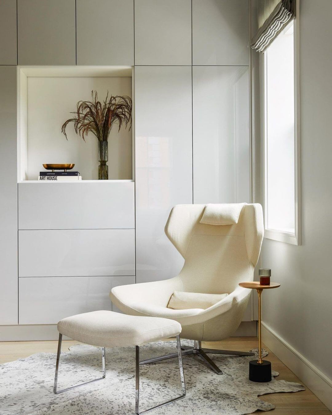 Beautiful and cozy corner. 📸:@homesocietyusa #conceptblog