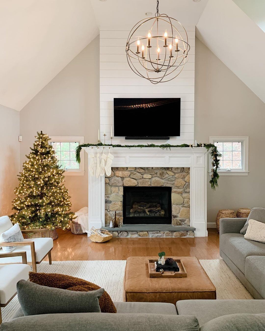 Christmas touches adds that next level of cozy. 📸: @pennyandpearldesign #conceptblog