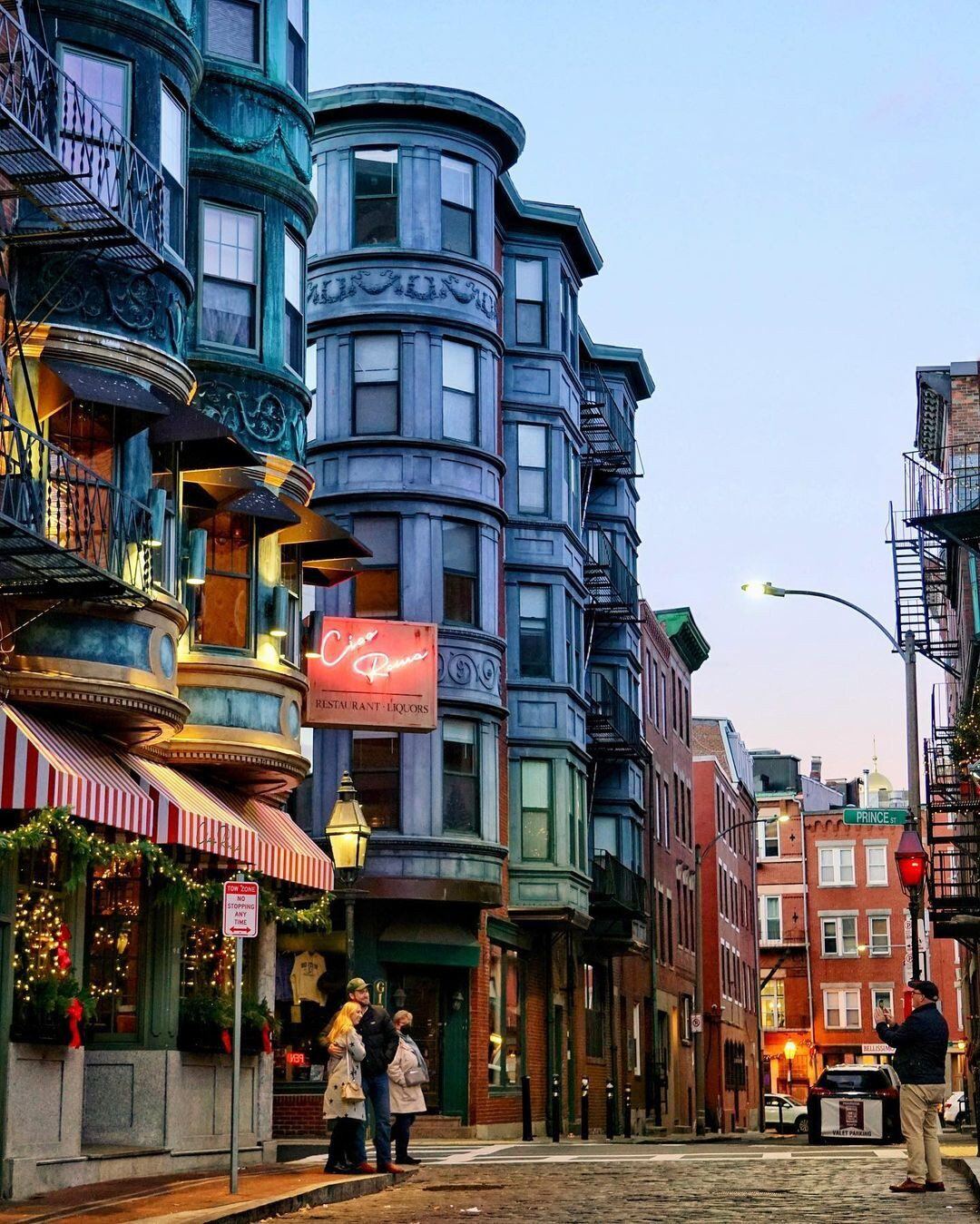 Holiday season in the North End. 📸: @davidfilipov #conceptblog