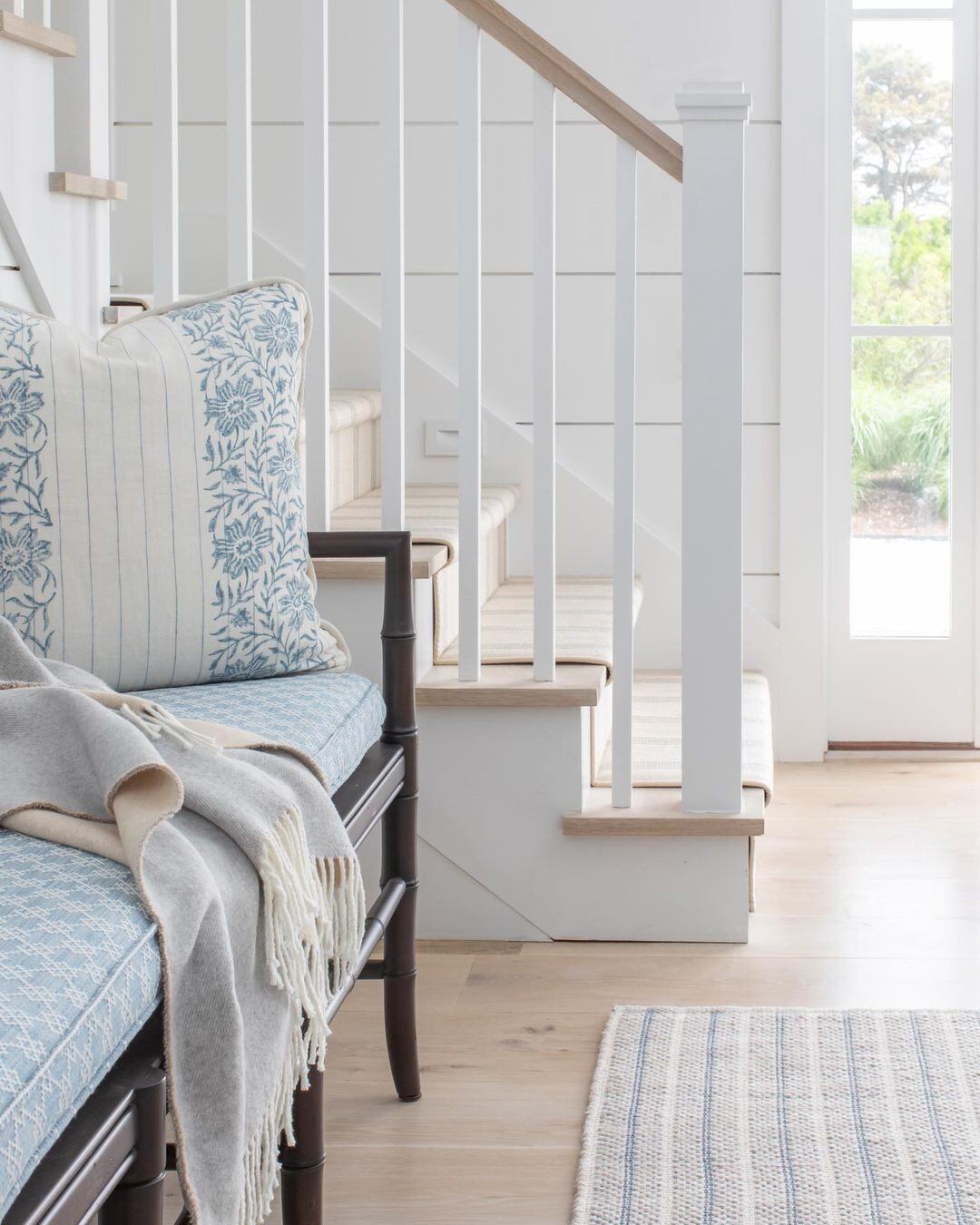 Realistic and functional space without compromising elegance and style. 📸: @carolynthayerinteriors #conceptblog