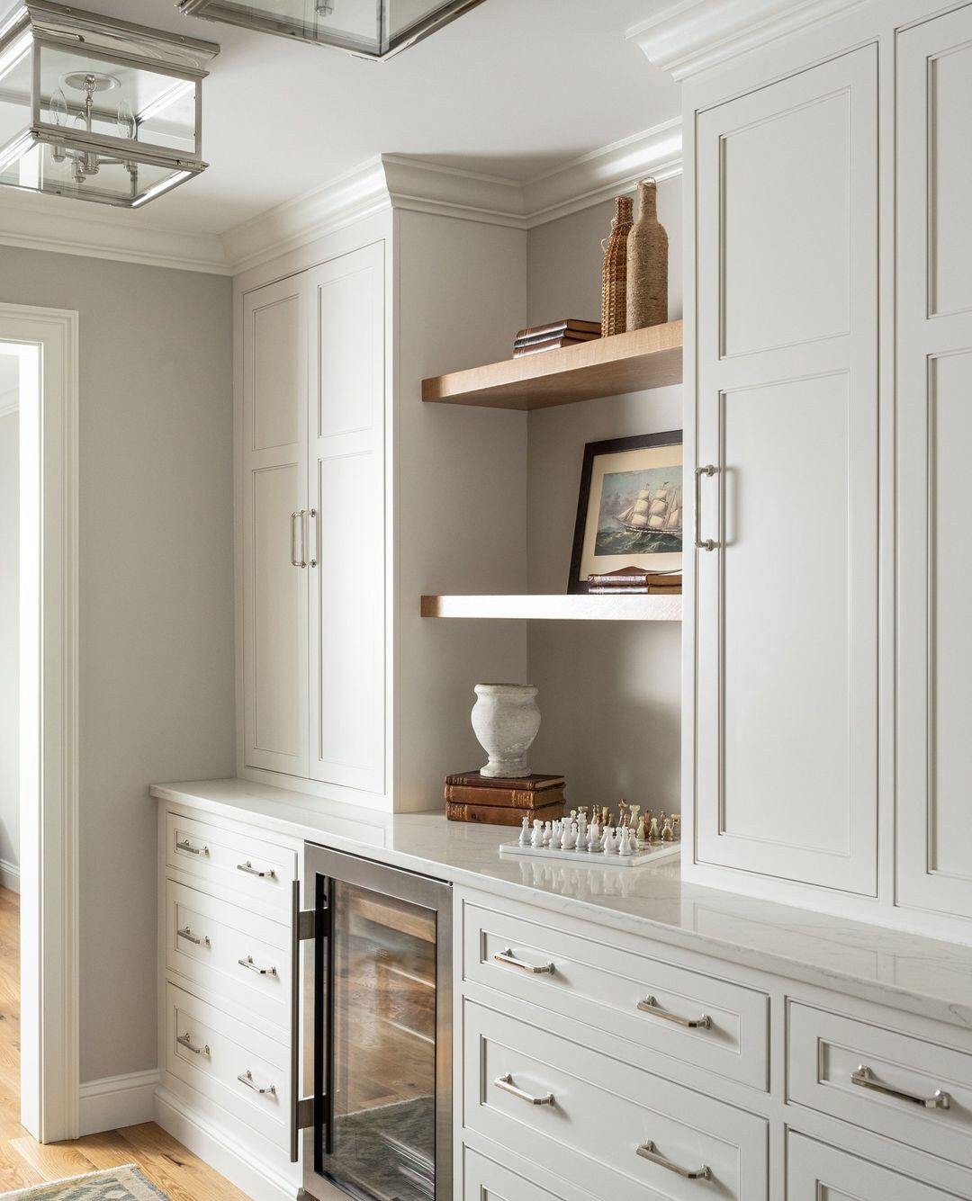 Who else here likes to style their shelves? 📸: @beeskneesinteriordesign #conceptblog